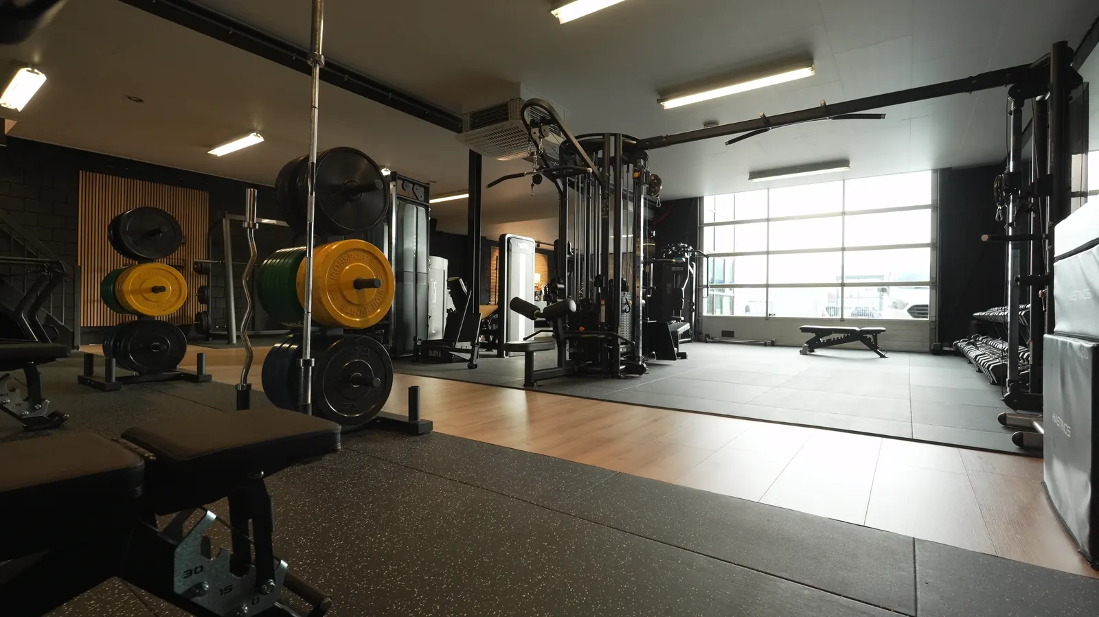 Overzichtelijke trainingsruimte met krachtapparatuur bij Push Limits