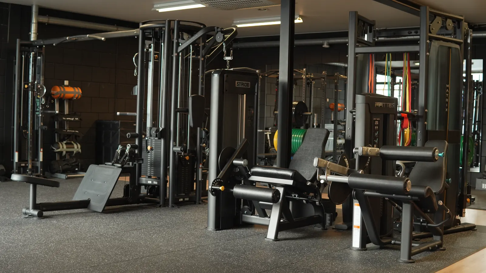 Open gym ruimte met krachtapparatuur in Almere